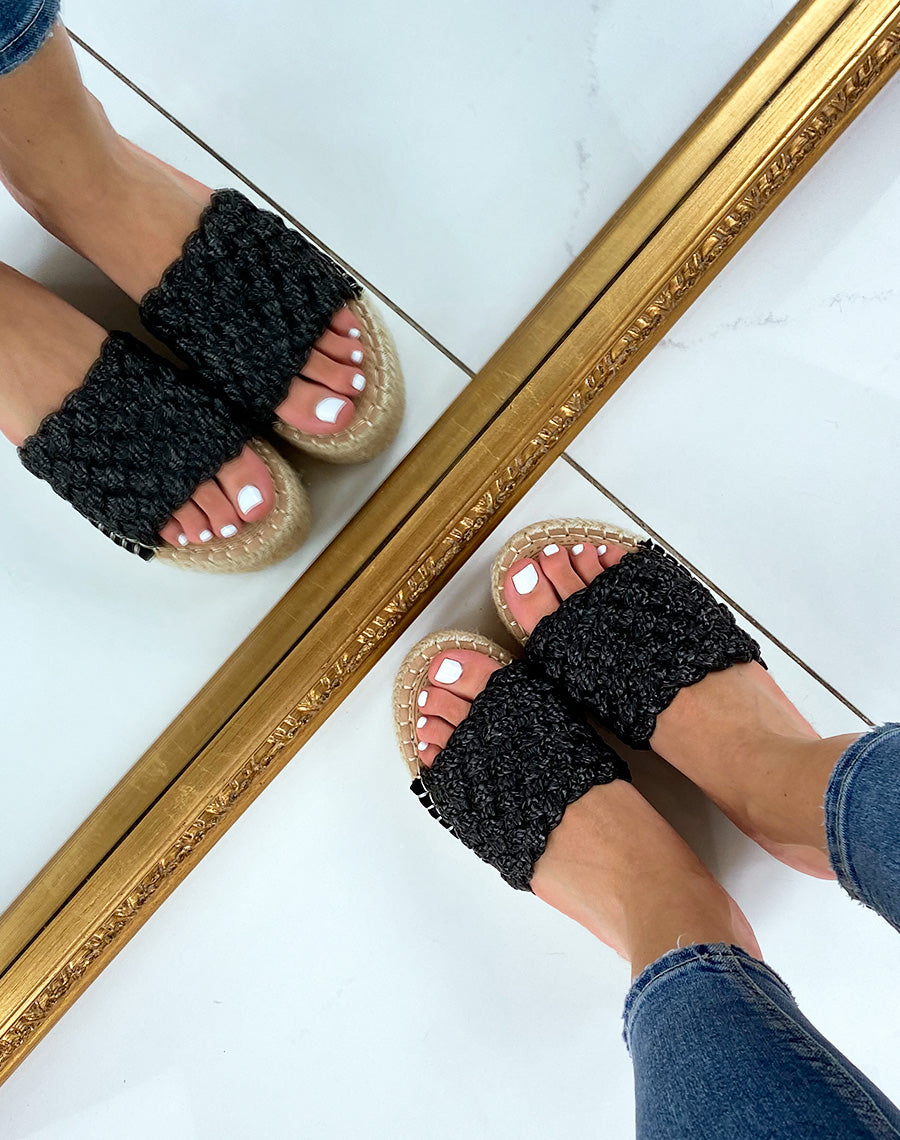 Mules compensées à large bride tressée noire