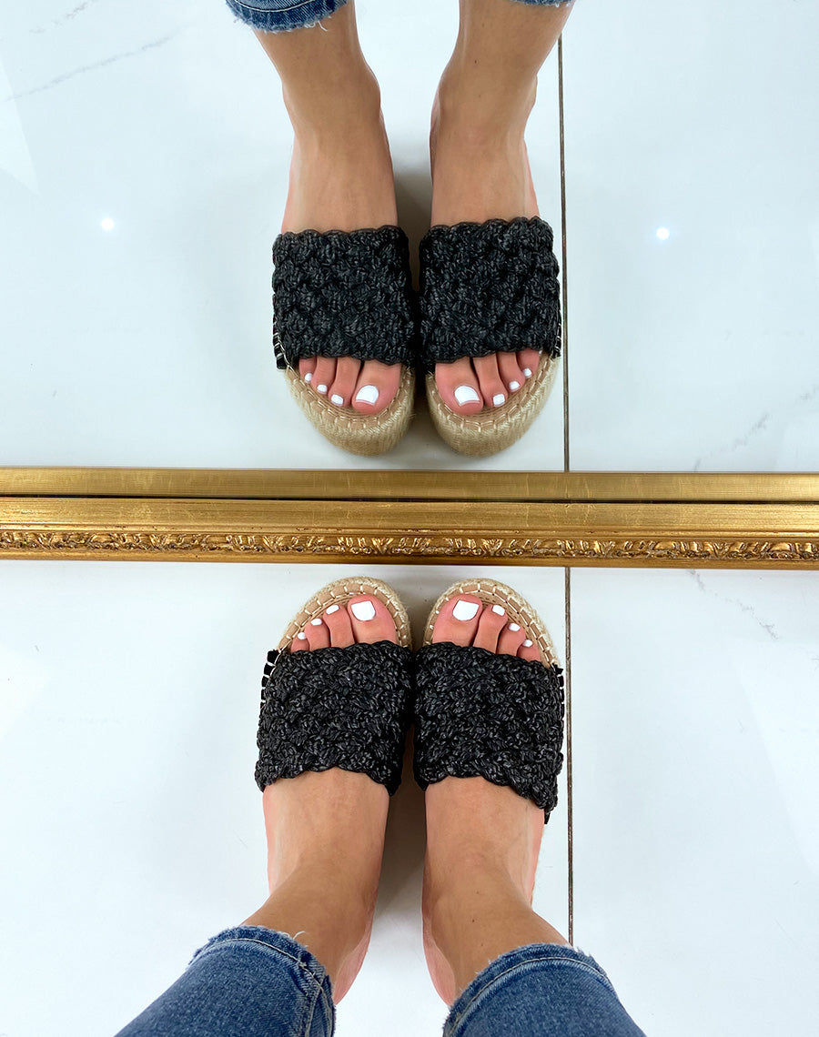 Mules compensées à large bride tressée noire