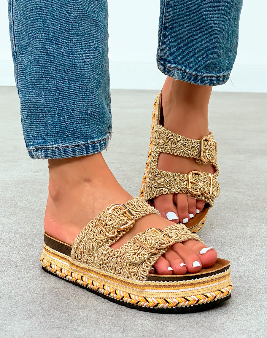 Mules Dorées Brodées à Plateforme Aztèque et Double Sangle – Rayonnement Tendance