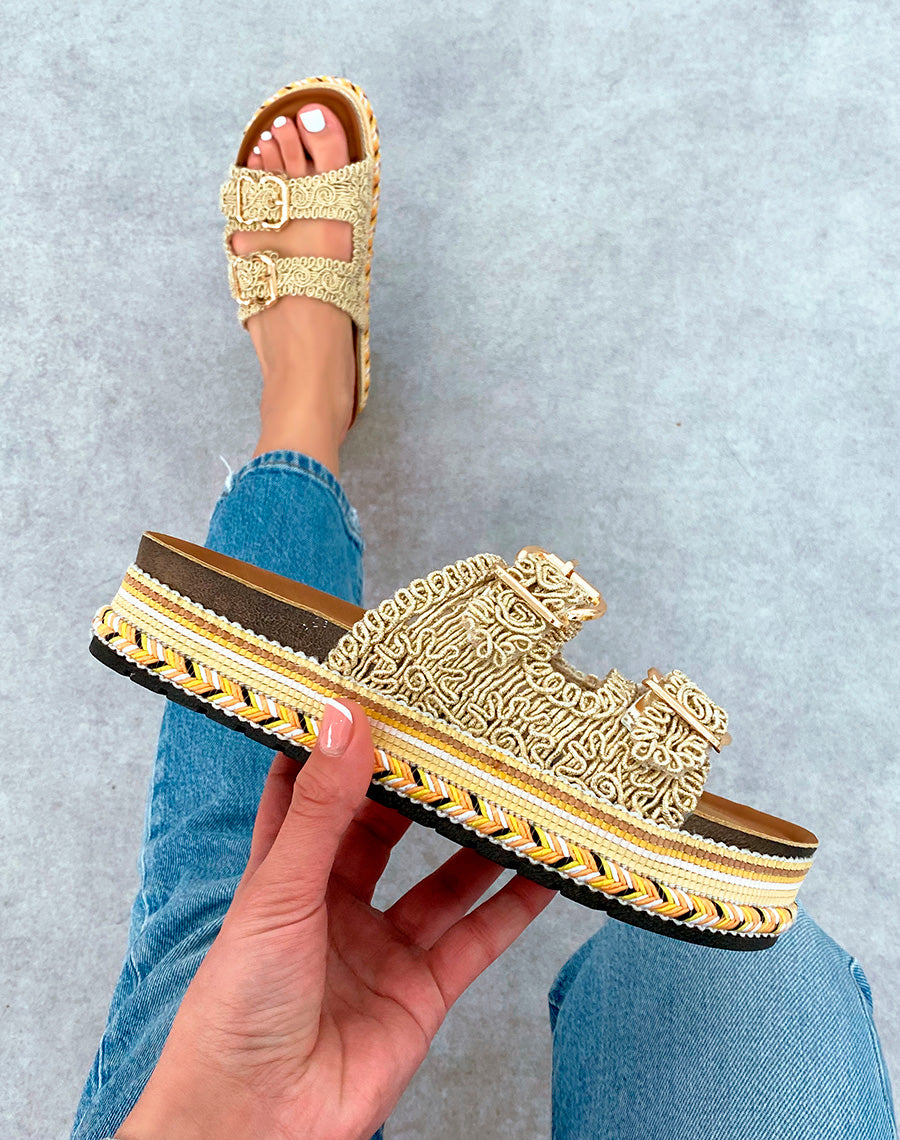 Mules Dorées Brodées à Plateforme Aztèque et Double Sangle – Rayonnement Tendance