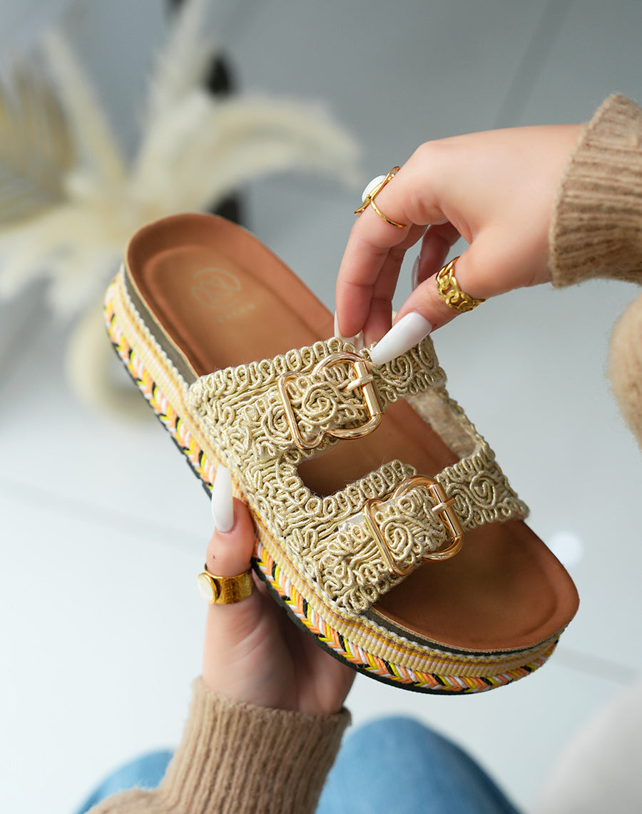 Mules Dorées Brodées à Plateforme Aztèque et Double Sangle – Rayonnement Tendance