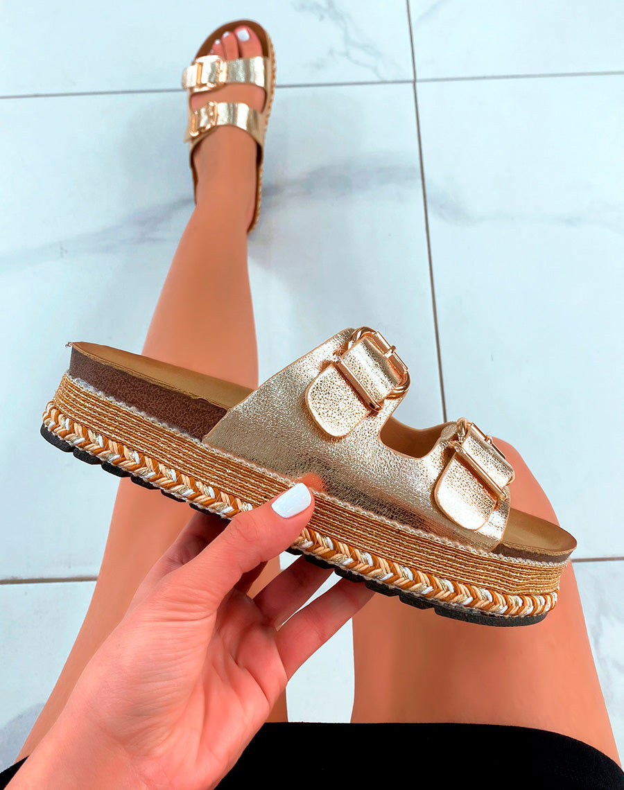 Mules à doubles lanières dorées et grosse plateforme