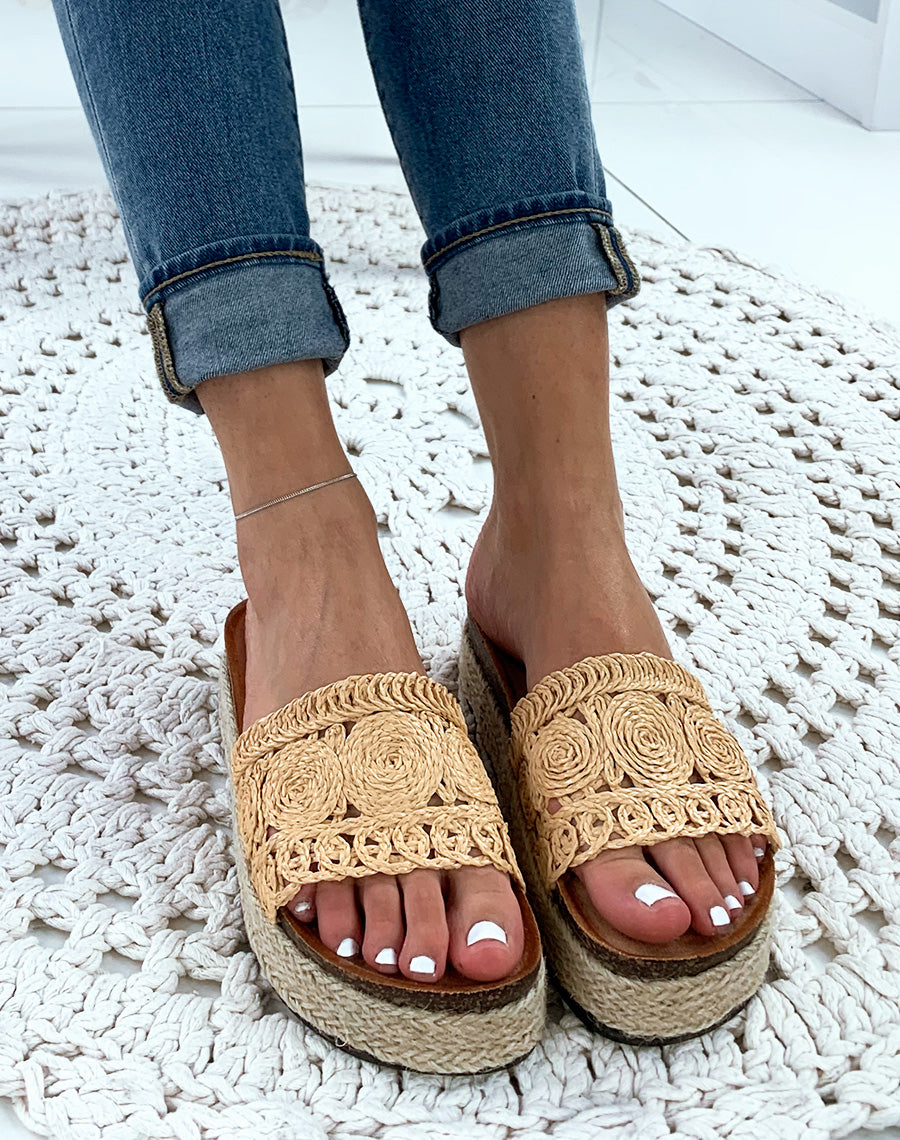 Mules en osier beiges à motifs tressés et à plateforme