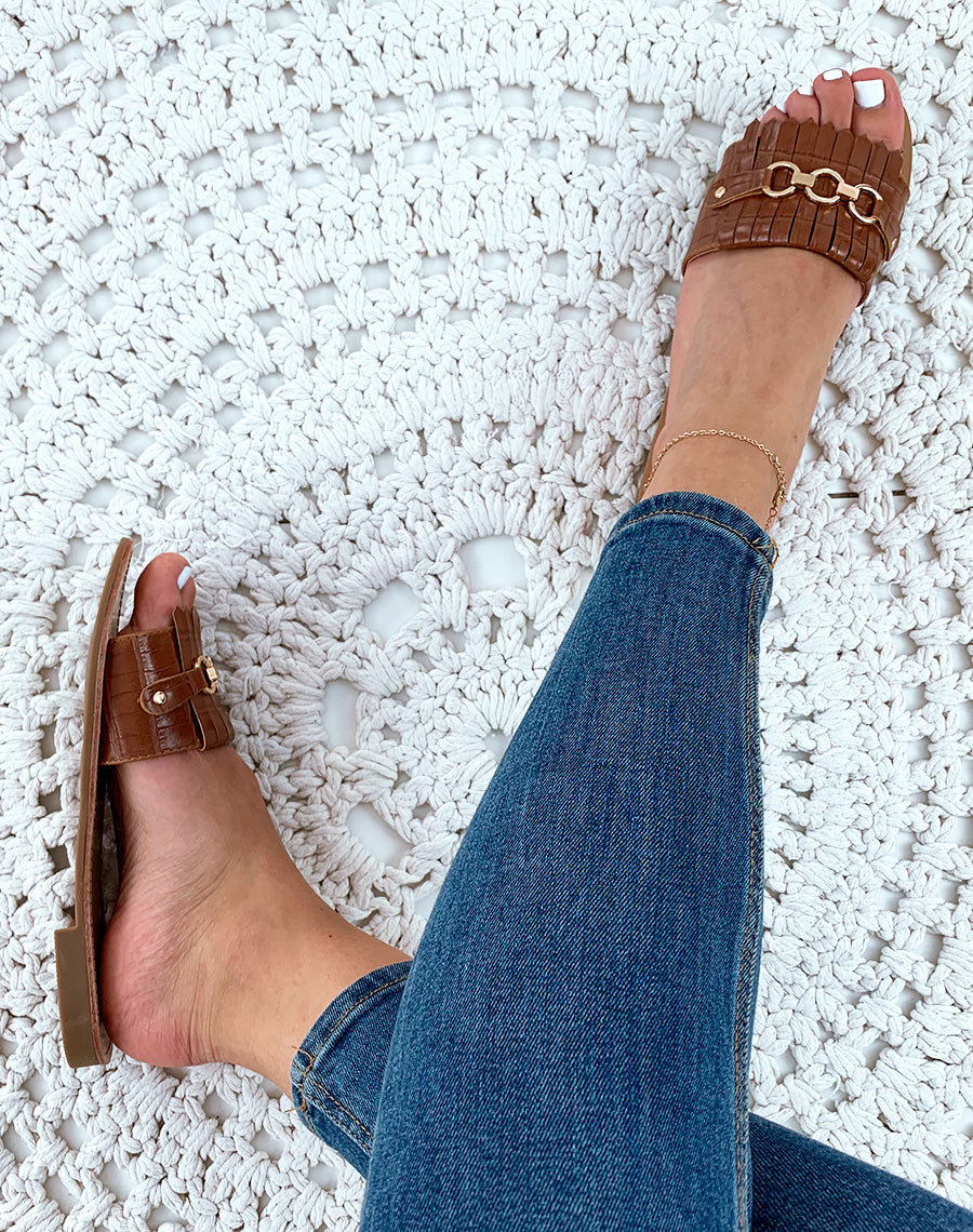 Mules en similicuir camel effet croco à détails dorés