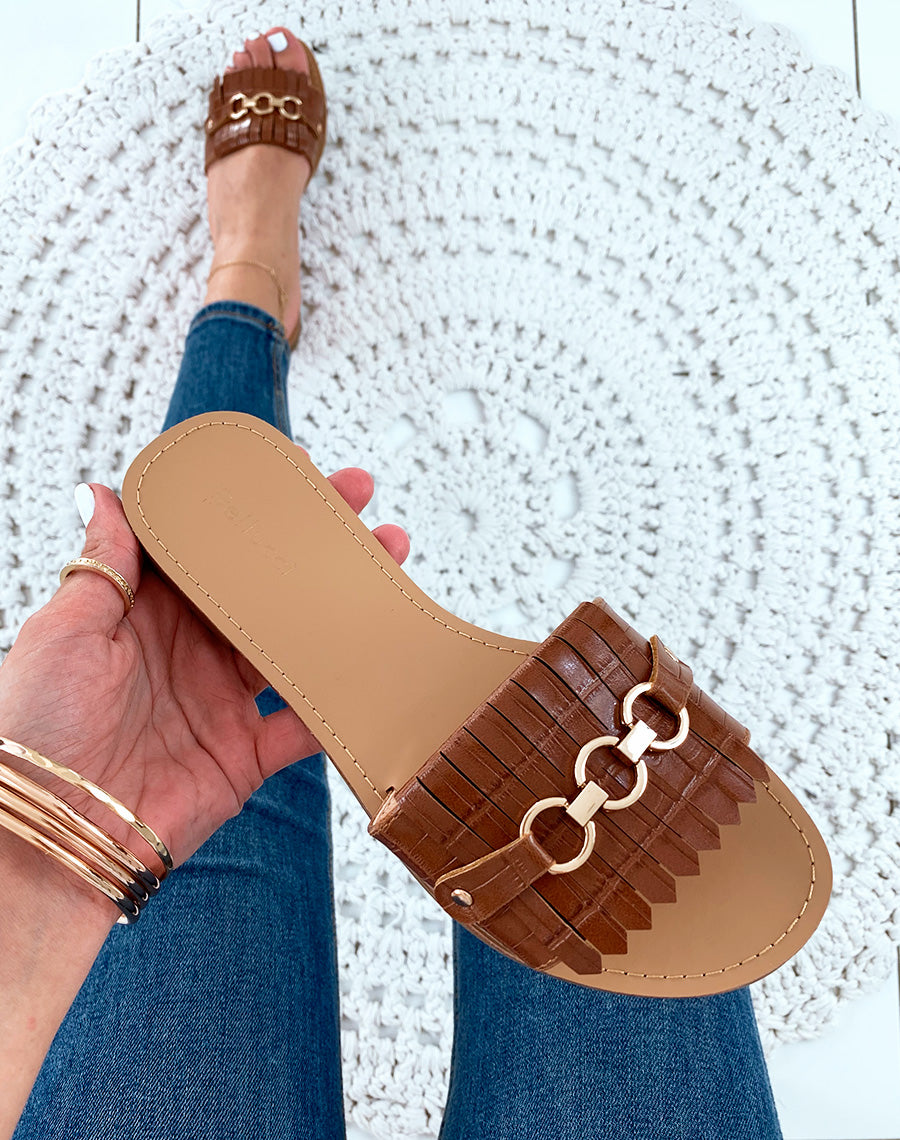 Mules en similicuir camel effet croco à détails dorés