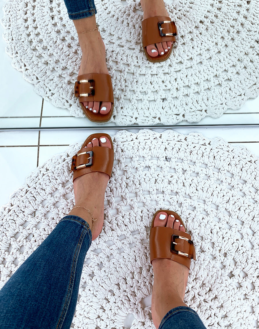 Mules en similicuir camel à grosse boucle