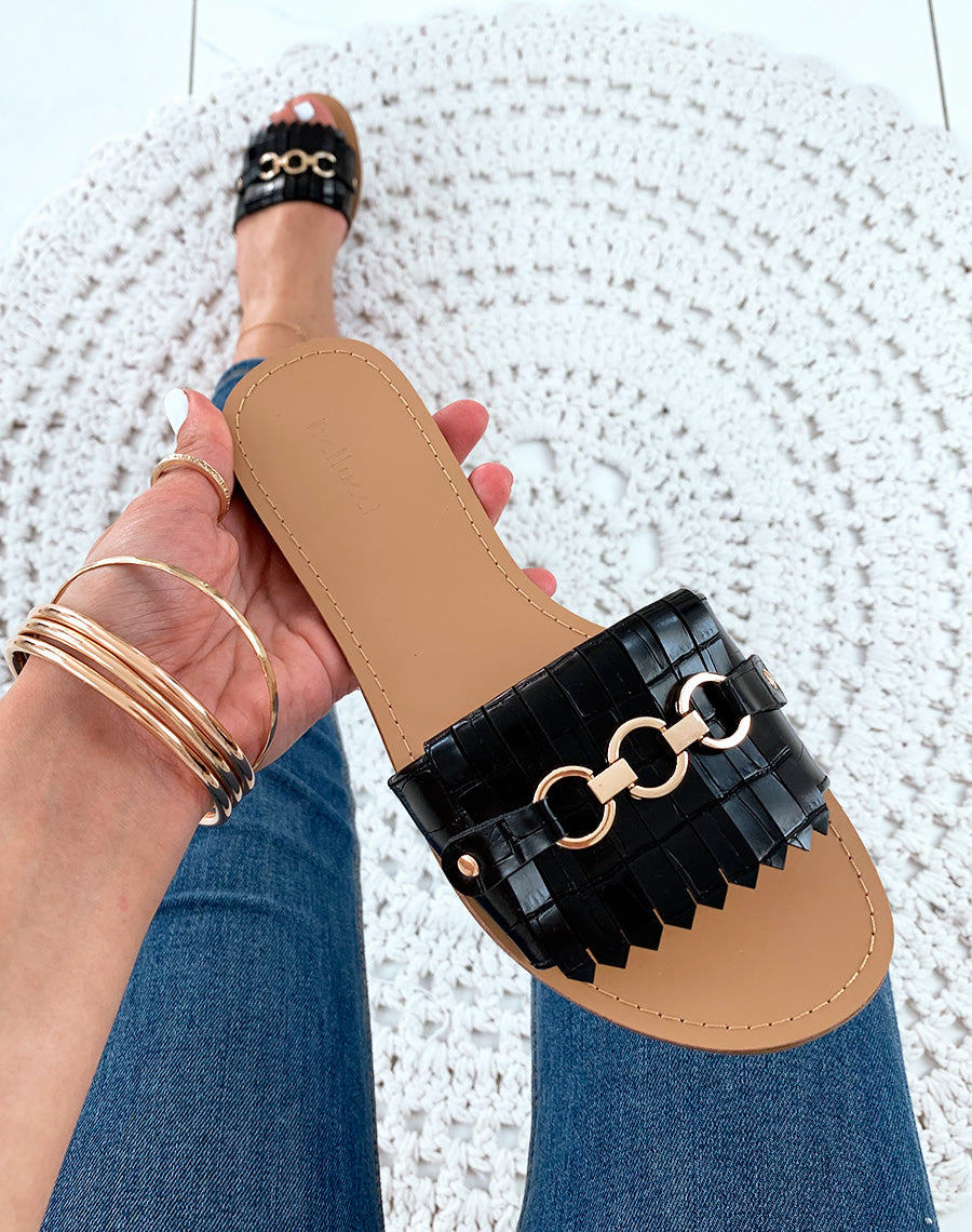 Mules en similicuir noires effet croco à détails dorés