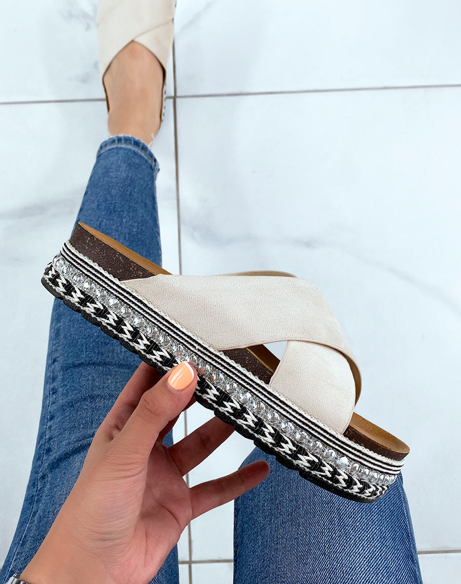 Mules en suédine beige à brides entrecroisées à plateforme