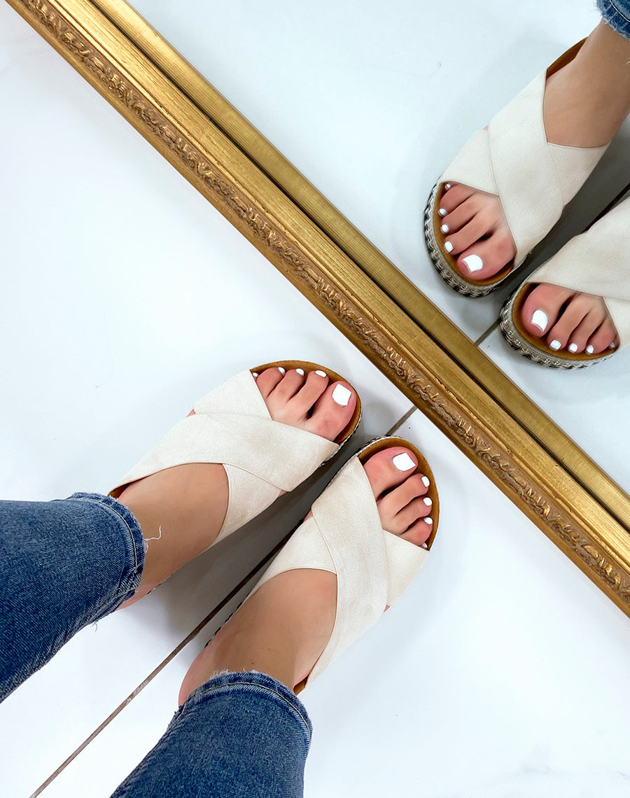 Mules en suédine beige à brides entrecroisées à plateforme