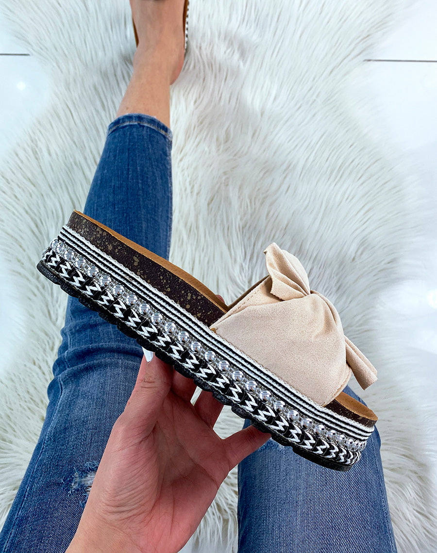 Mules en suédine beige à détail argenté