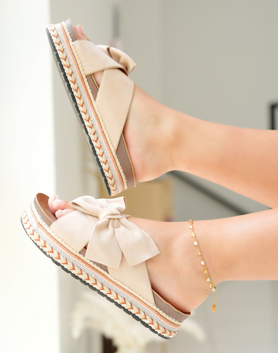 Mules en suédine beige à plateforme épaisse et détail brodé