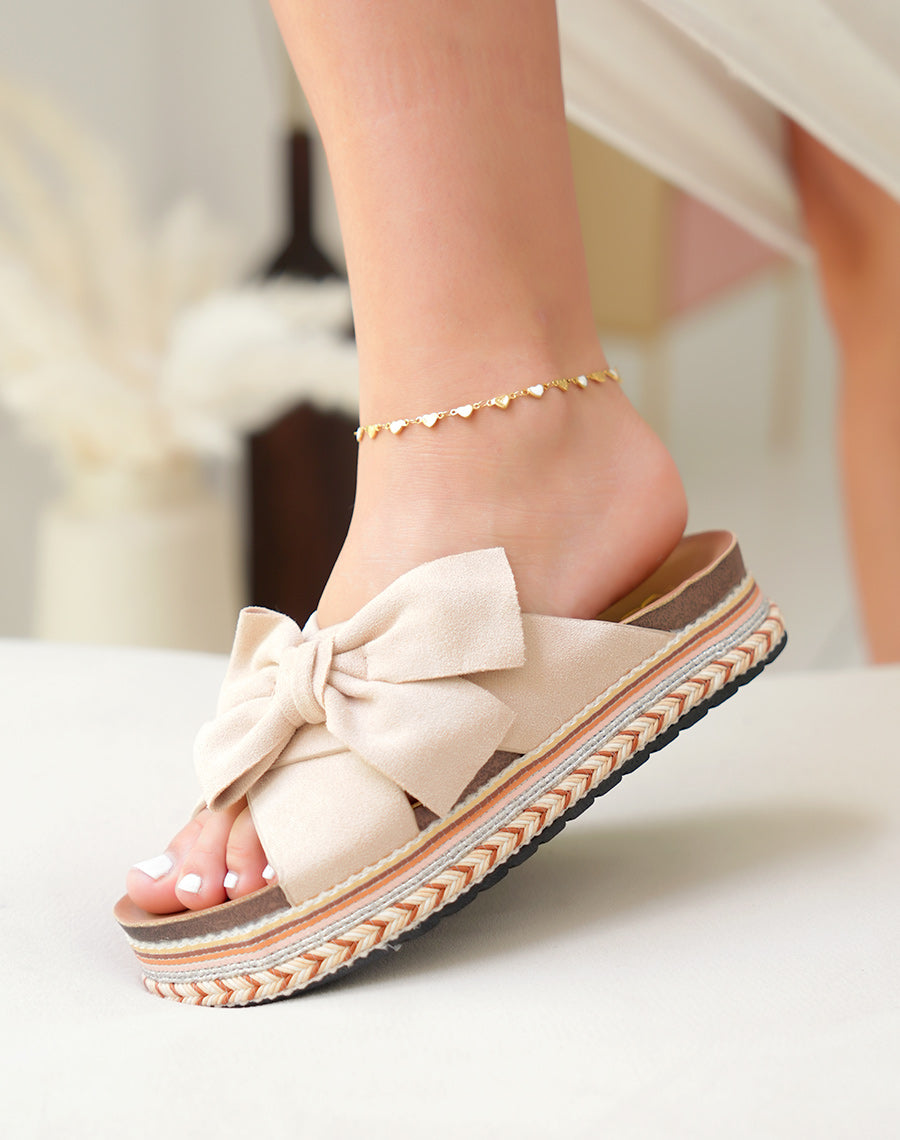 Mules en suédine beige à plateforme épaisse et détail brodé