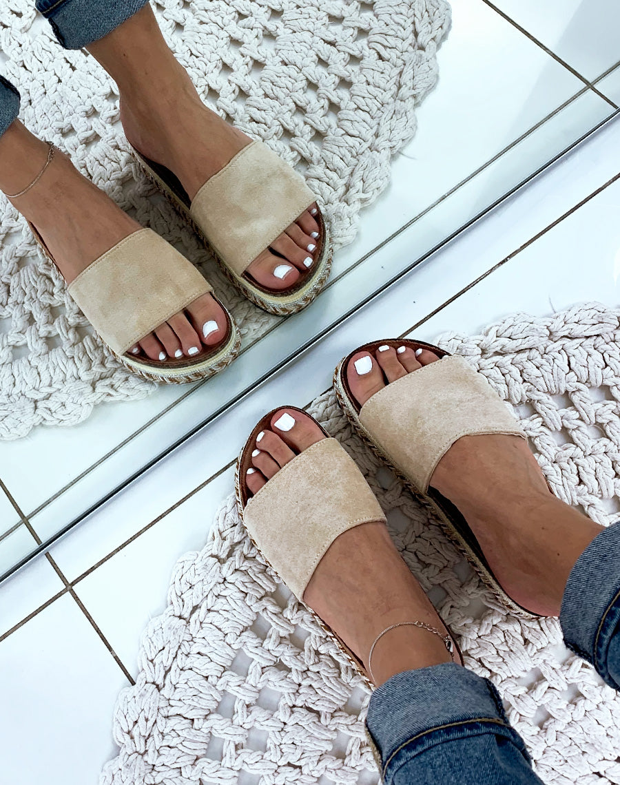 Mules en suédine beiges à plateformes fantaisies