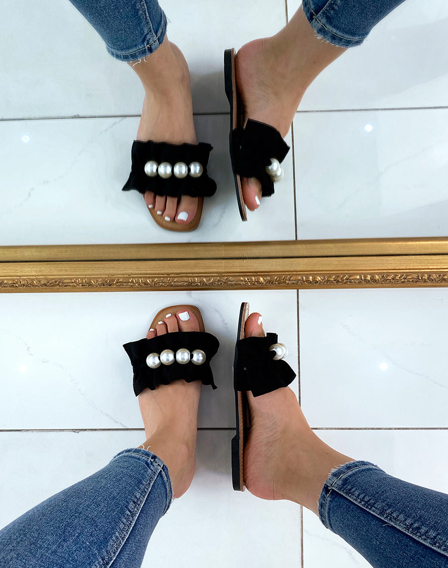 Mules en suédine noire à grosses perles