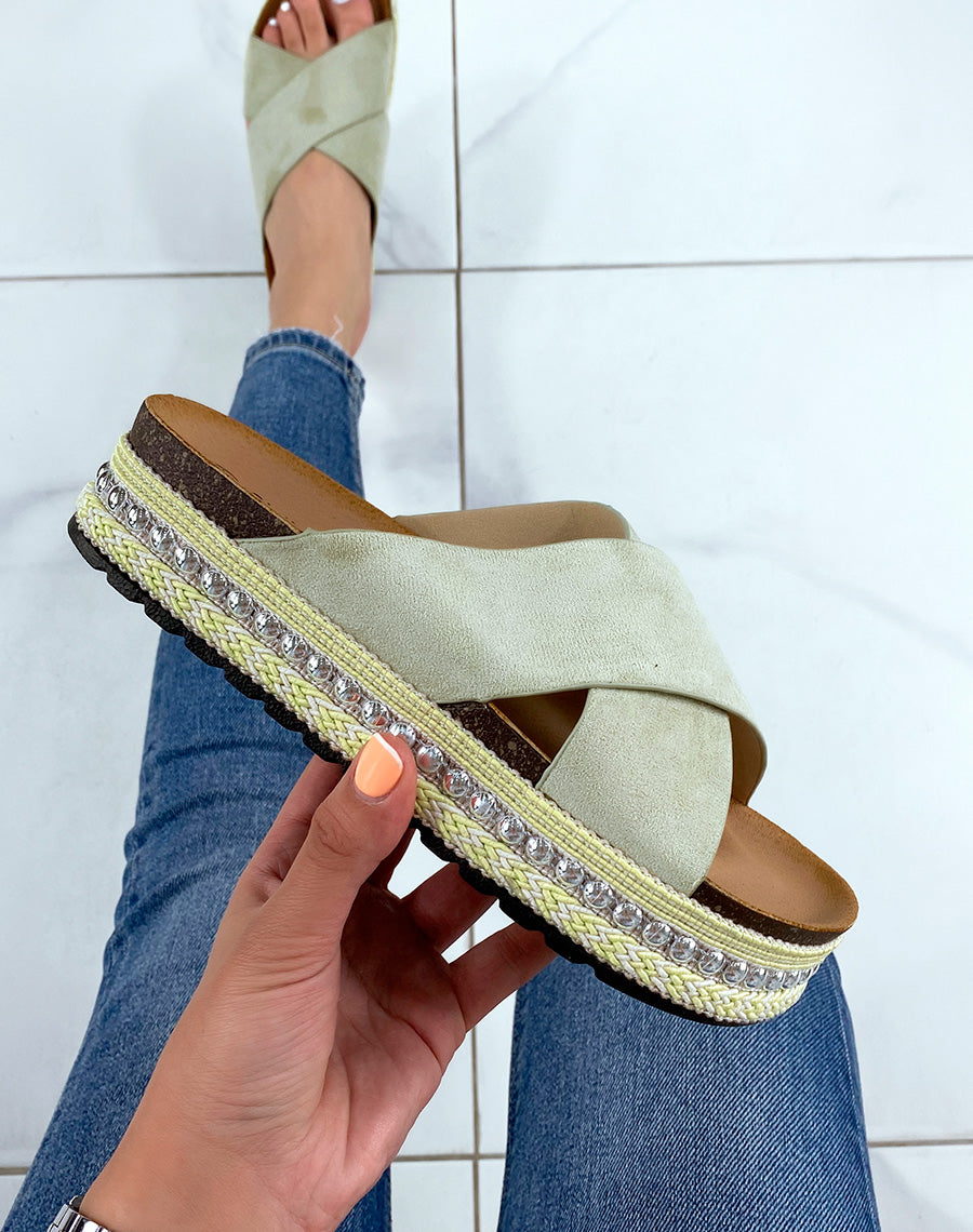 Mules en suédine vert à brides entrecroisées à plateforme