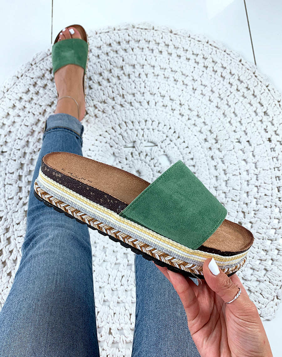Mules en suédine vertes à plateformes fantaisies