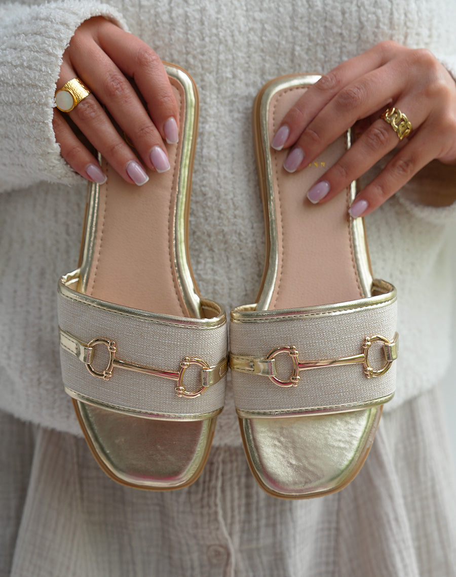 Mules Femme Dorées Tendance avec Tissu Beige et Ornement Bijou