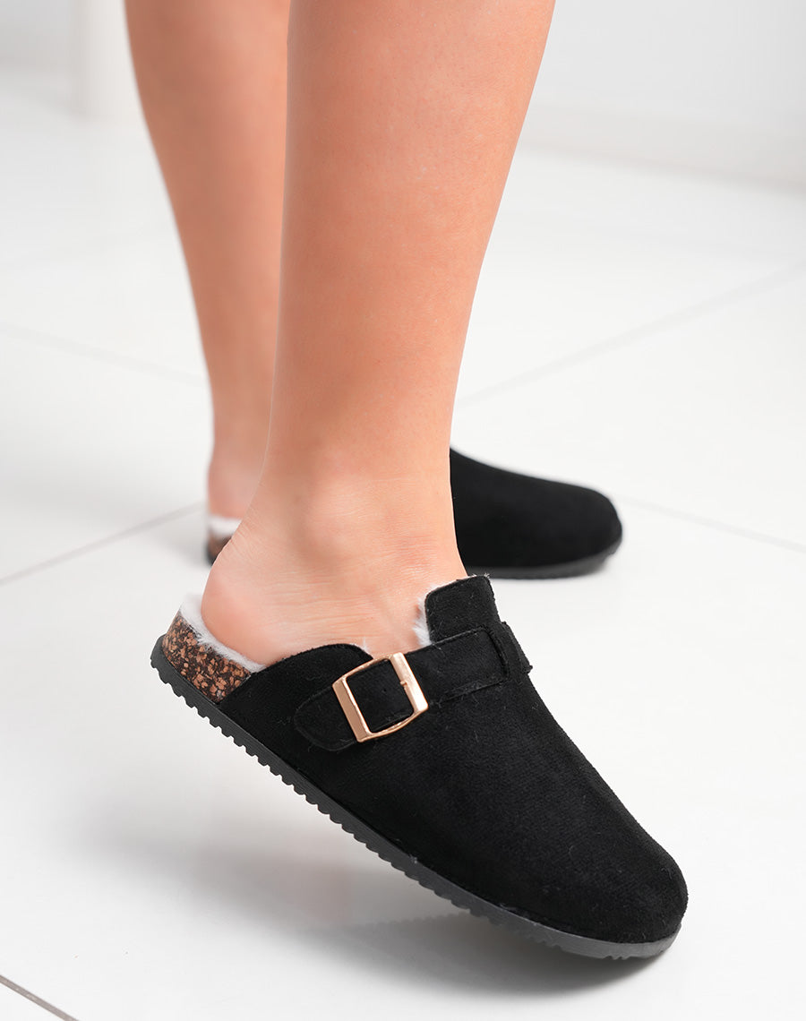 Mules femme noires en suédine fourrée avec boucle dorée