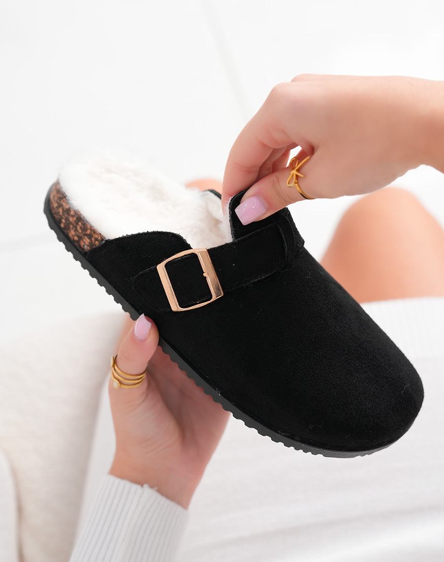 Mules femme noires en suédine fourrée avec boucle dorée