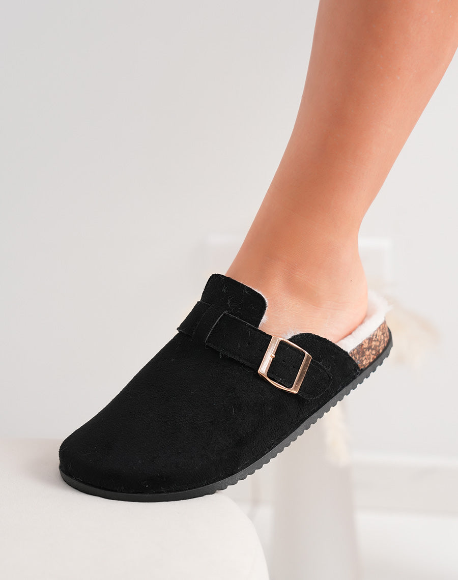 Mules femme noires en suédine fourrée avec boucle dorée