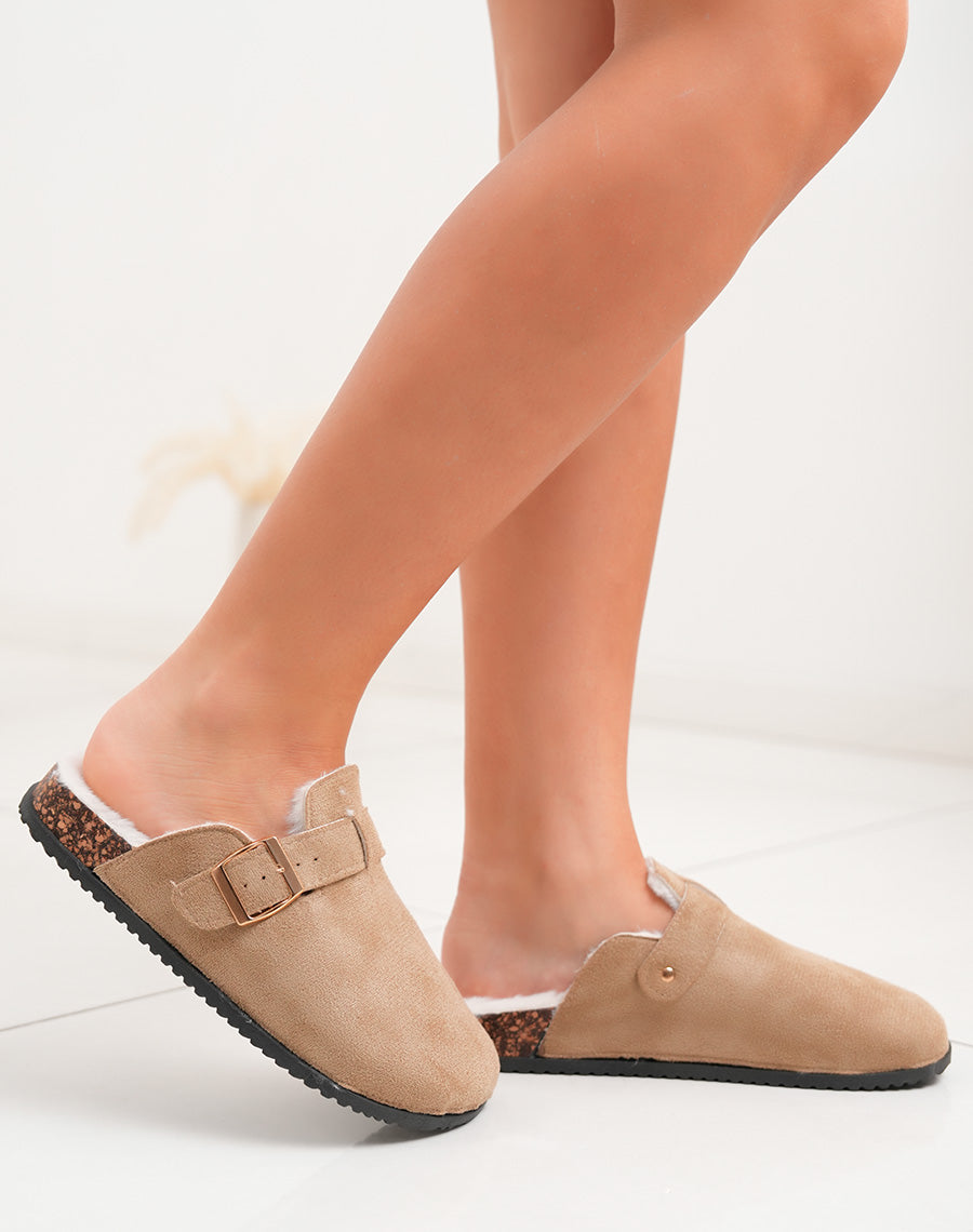 Mules femme taupe en suédine fourrée avec boucle dorée