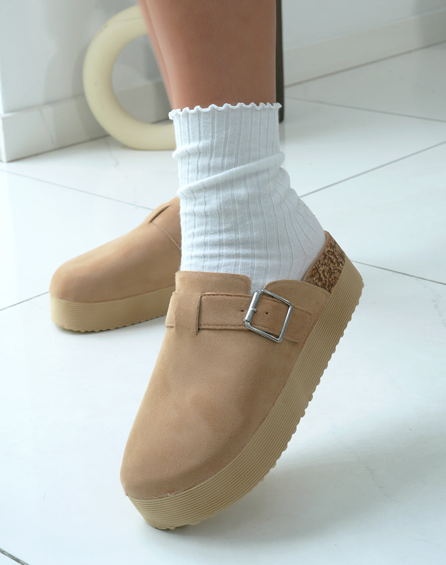 Mules fermées femme en suédine beige avec plateforme épaisse élégantes et confortables
