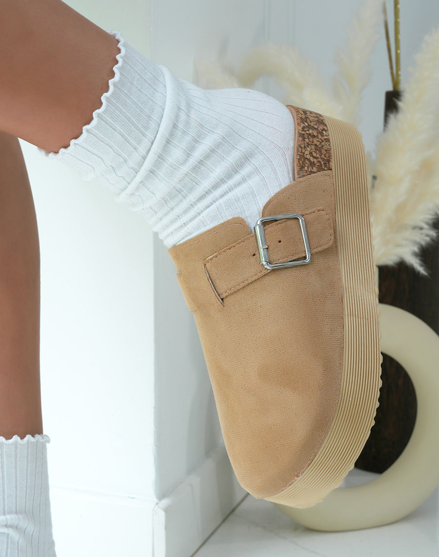 Mules fermées femme en suédine beige avec plateforme épaisse élégantes et confortables