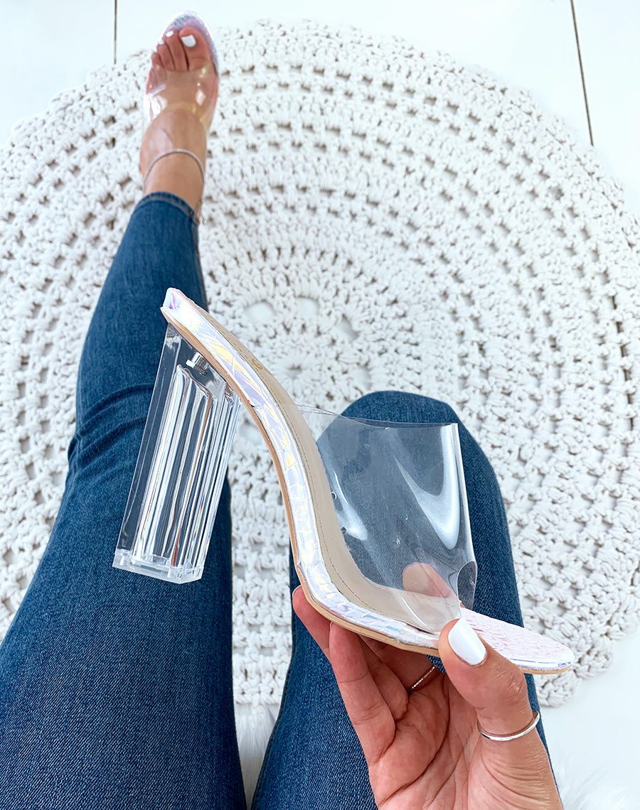 Mules holographiques effet croco à talons et larges brides transparents