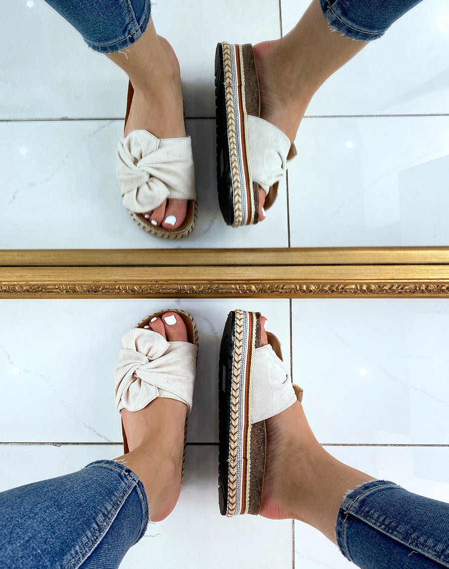 Mules à large bride en suédine beige et motif aztèque