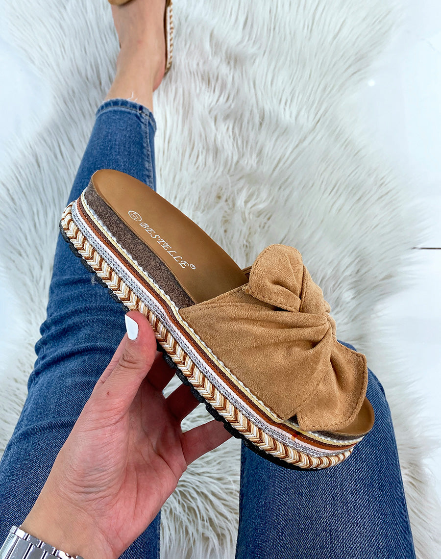 Mules à large bride en suédine camel et motif aztèque