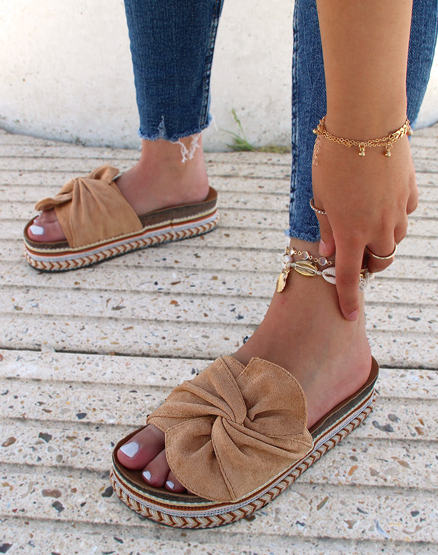 Mules à large bride en suédine camel et motif aztèque