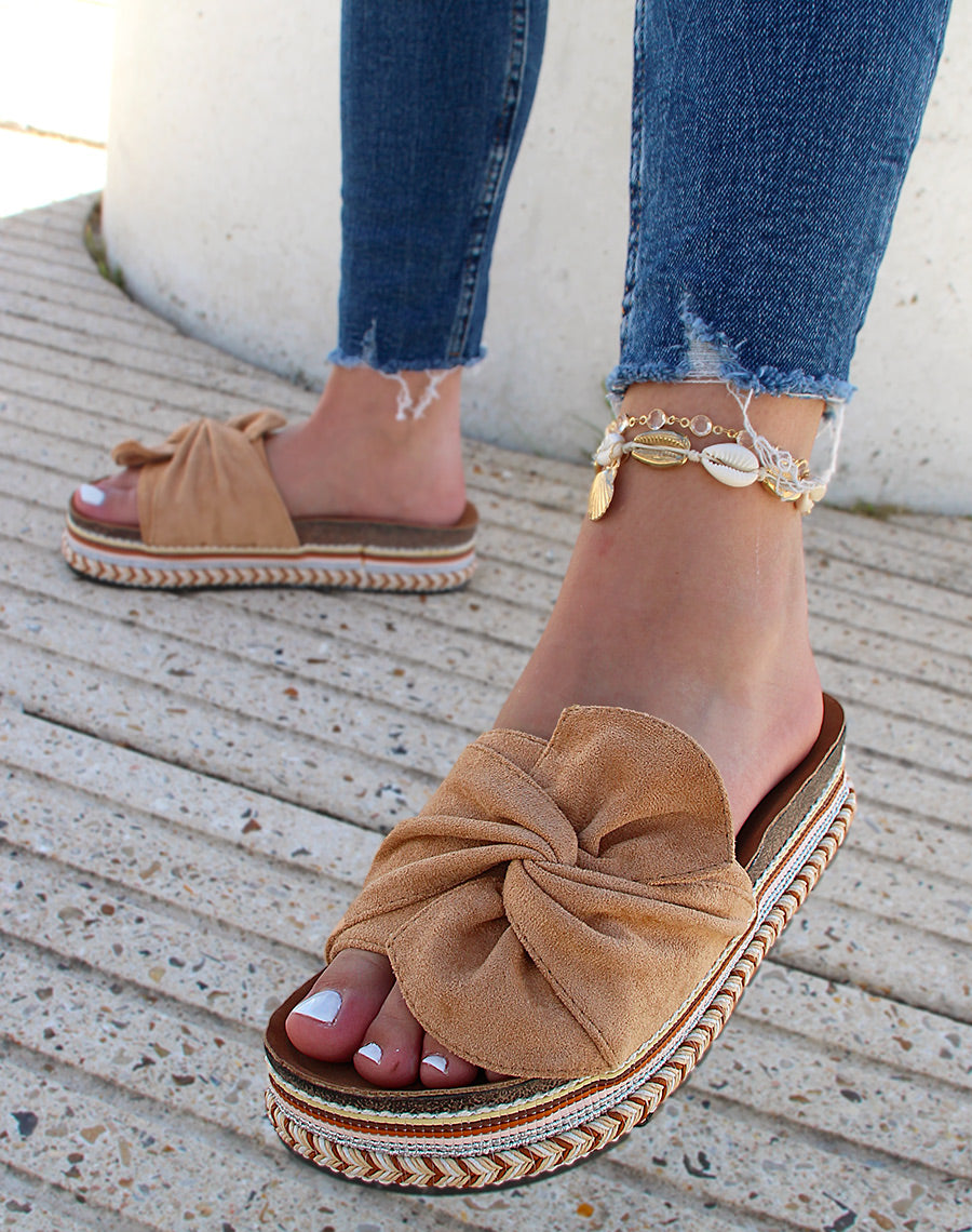 Mules à large bride en suédine camel et motif aztèque