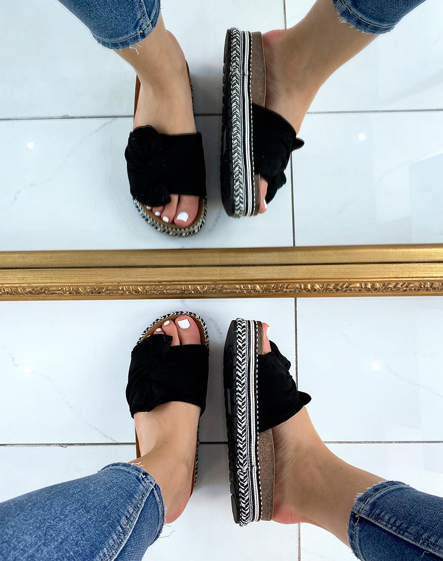 Mules à large bride en suédine noire et motif aztèque