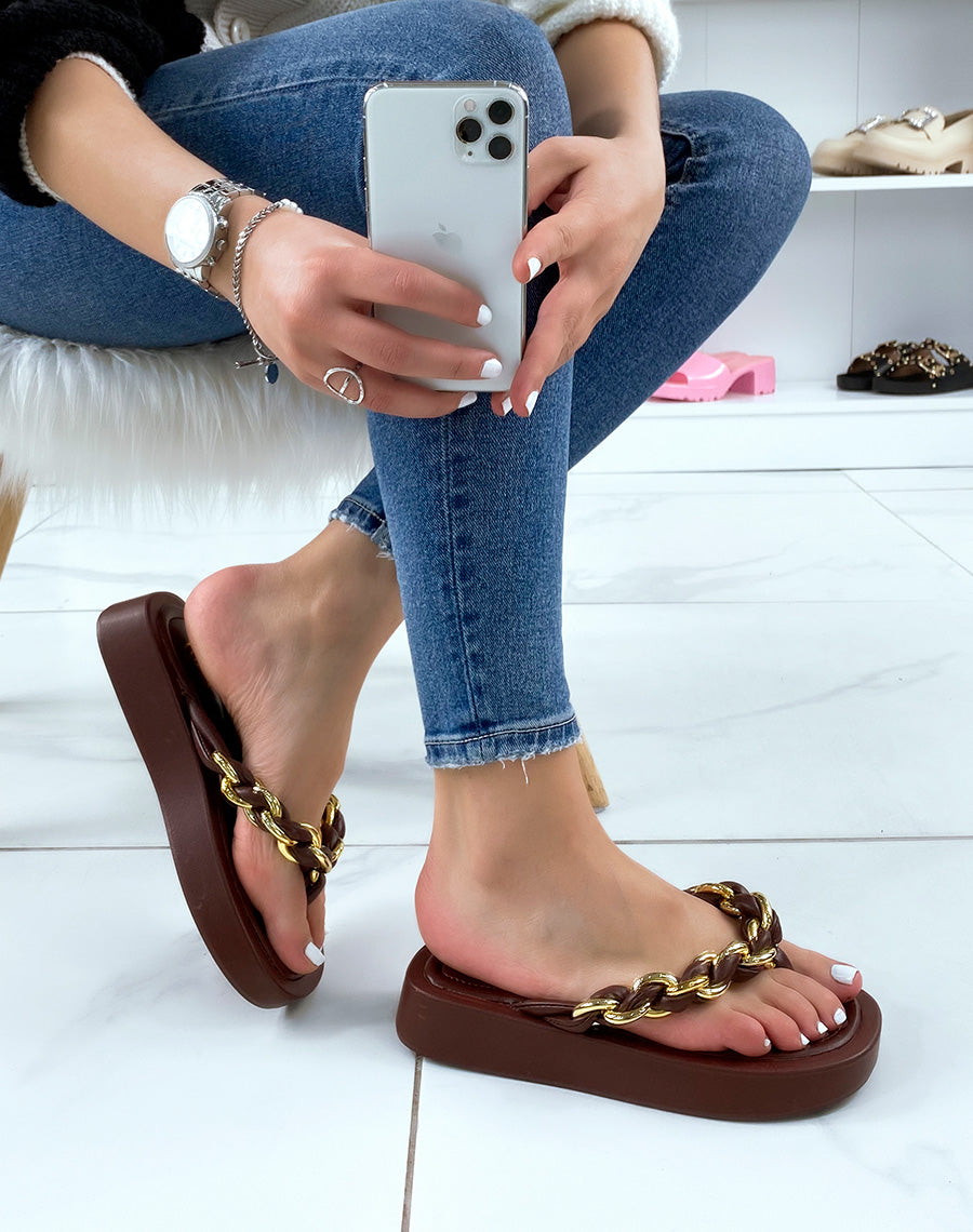 Mules marron chocolat à semelle épaisse et lanière torsadée noire et dorée