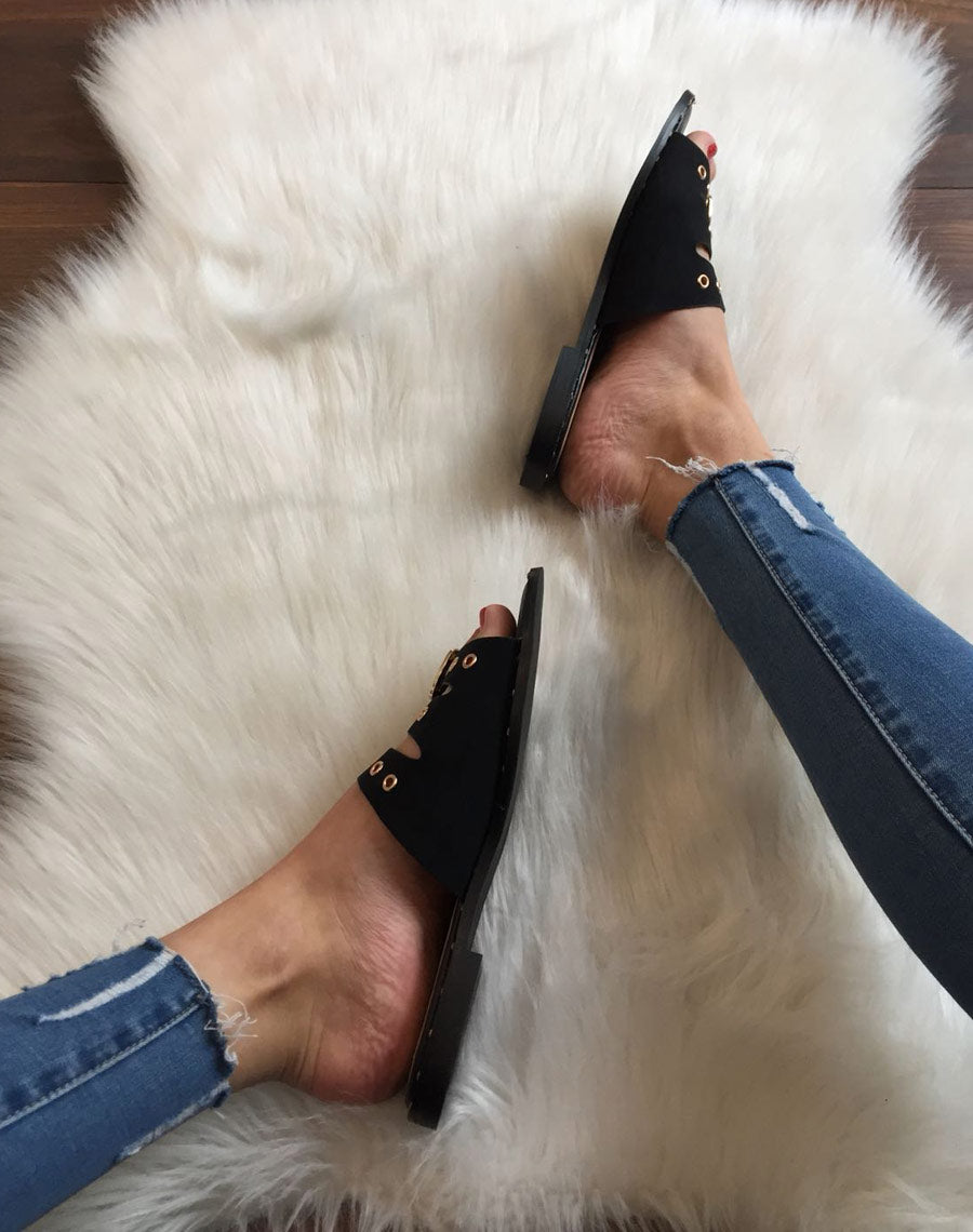 Mules noires avec boucles dorées