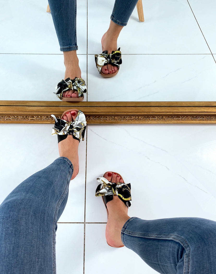 Mules noires avec foulard noir