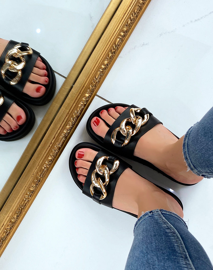 Mules noires à bride épaisse et grosse chaine dorée
