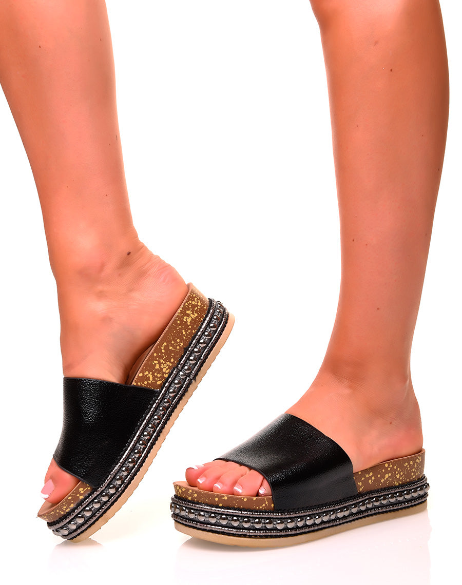 Mules noires brillantes à semelles compensées à détails