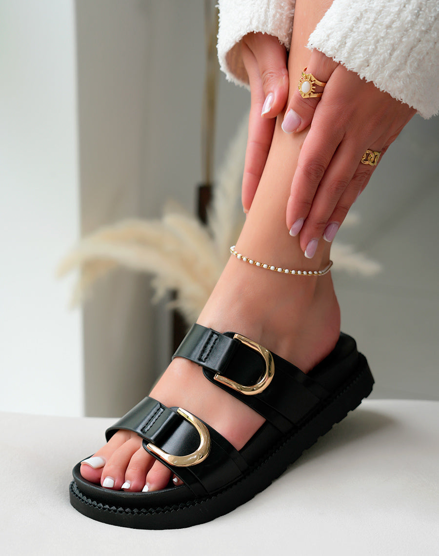 Mules Noires Classiques avec Double Sangle et Boucles Dorées – Un Essentiel Revisité