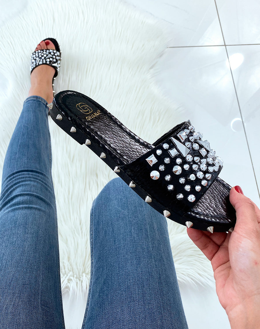 Mules noires cloutées