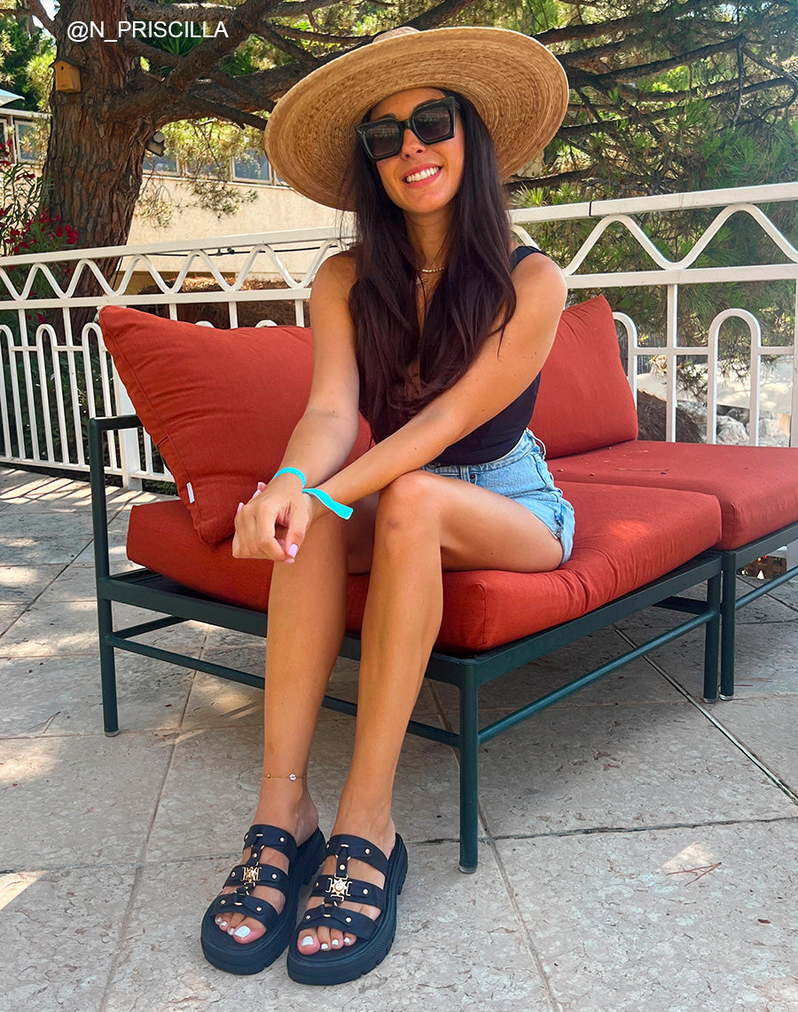 Mules Noires Cloutées avec Bijoux Soleil – Éclat et Audace au Quotidien