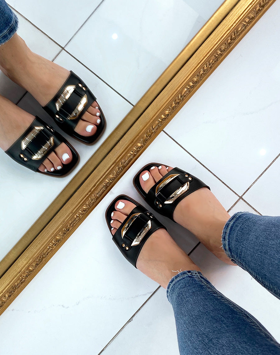 Mules noires à détail doré