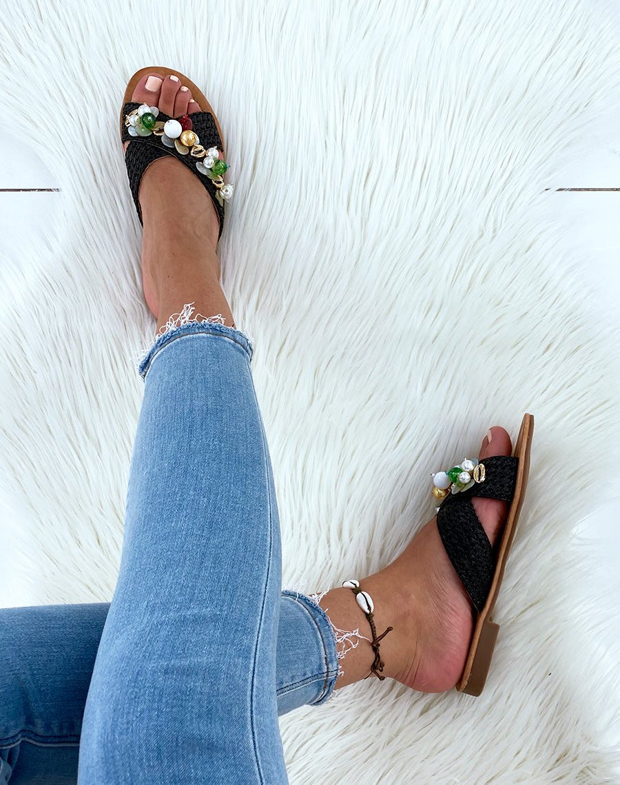 Mules noires à double brides entrecroisées ornées de bijoux