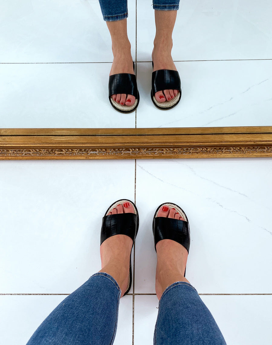 Mules noires effet croco à simple bride