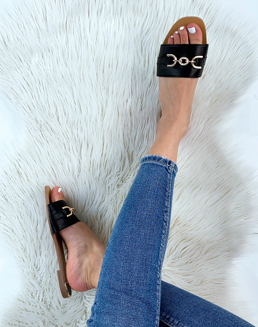 Mules noires à large bride à détail doré