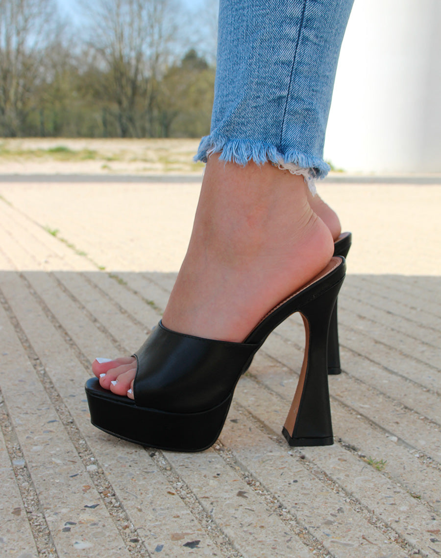 Mules noires à talon biseauté et à plateforme
