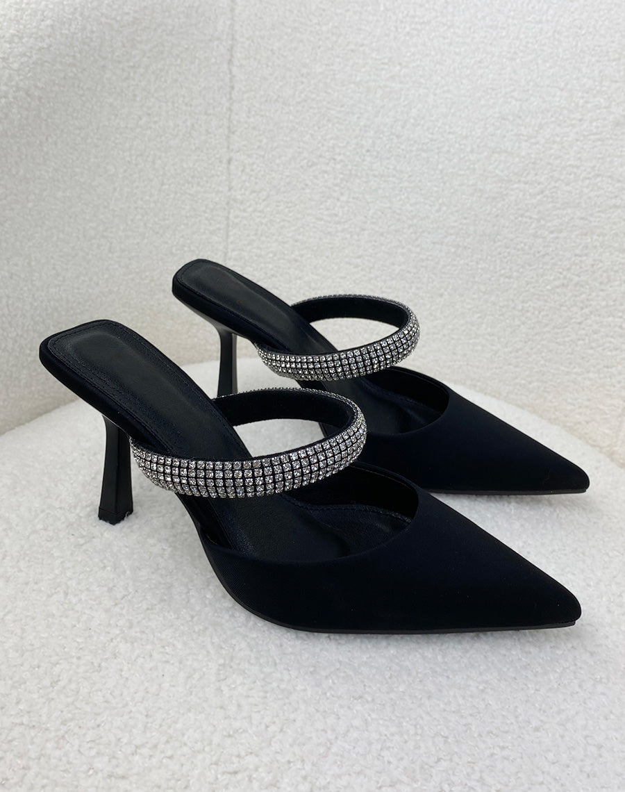 Mules noires à talon bout pointu et lanière à strass