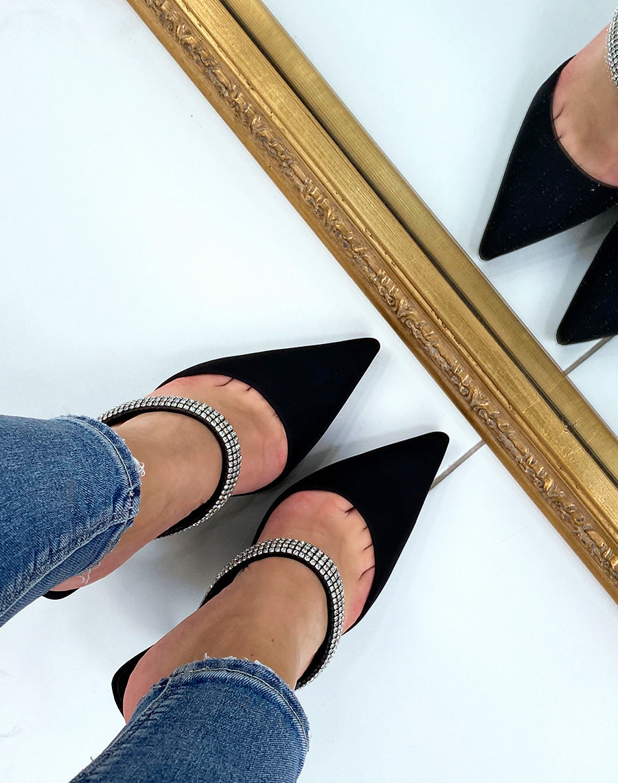 Mules noires à talon bout pointu et lanière à strass