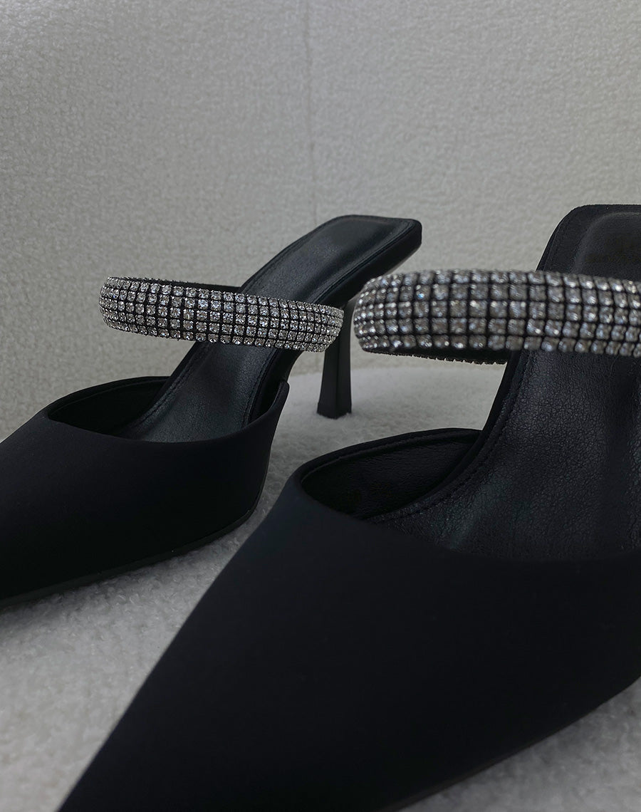 Mules noires à talon bout pointu et lanière à strass