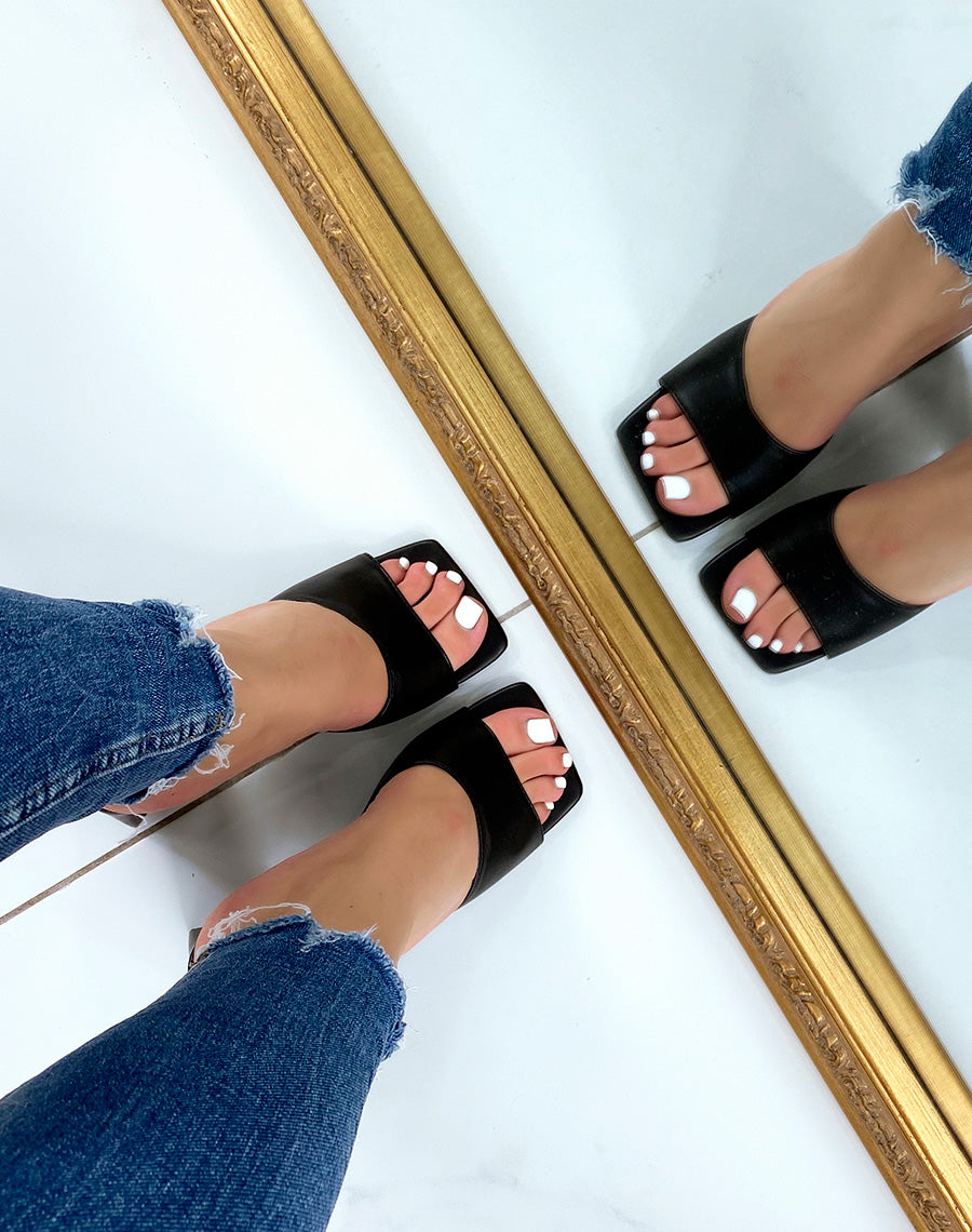 Mules noires à talon triangulaire